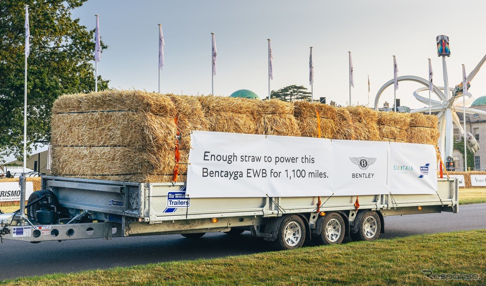 ベントレー・ベンテイガ の「EWB」が牽引した2.5トンの藁を積載したトレーラー（グッドウッド2023）《photo by Bentley》