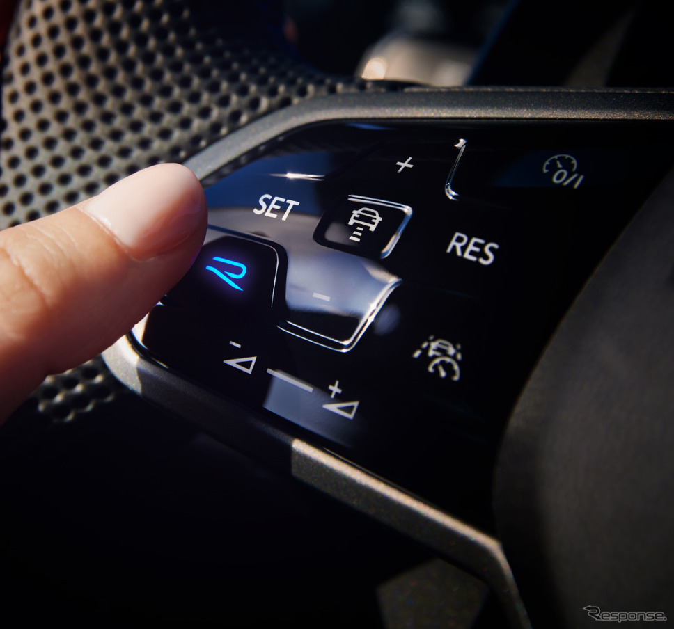 VW ゴルフR 20イヤーズ R専用 レザーマルチファンクションステアリングホイール (Rボタン付)《写真提供 フォルクスワーゲンジャパン》