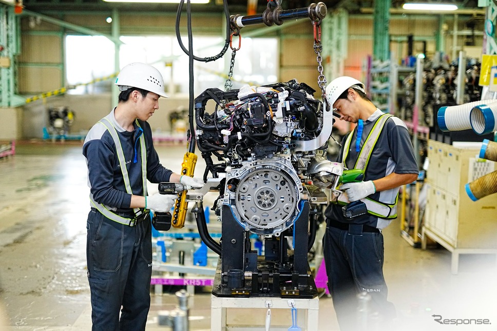 最終的な補器類の取り付け《写真提供 日産自動車》