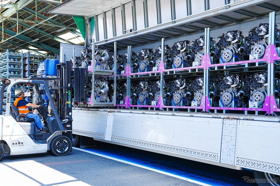 完成したエンジンの積み出し《写真提供 日産自動車》