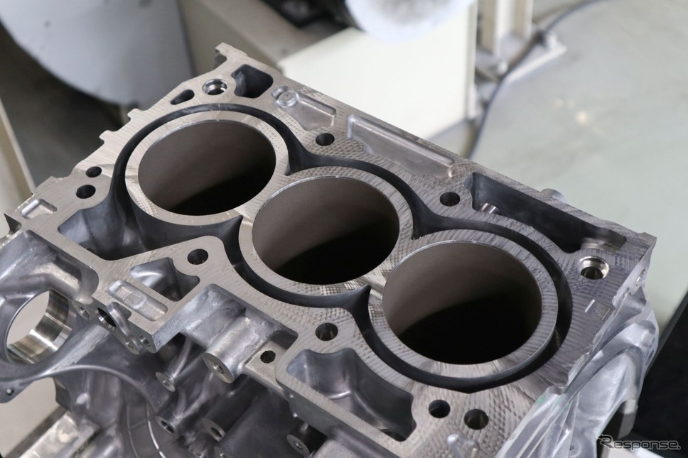 シリンダーブロックを粗削りする《写真提供 日産自動車》