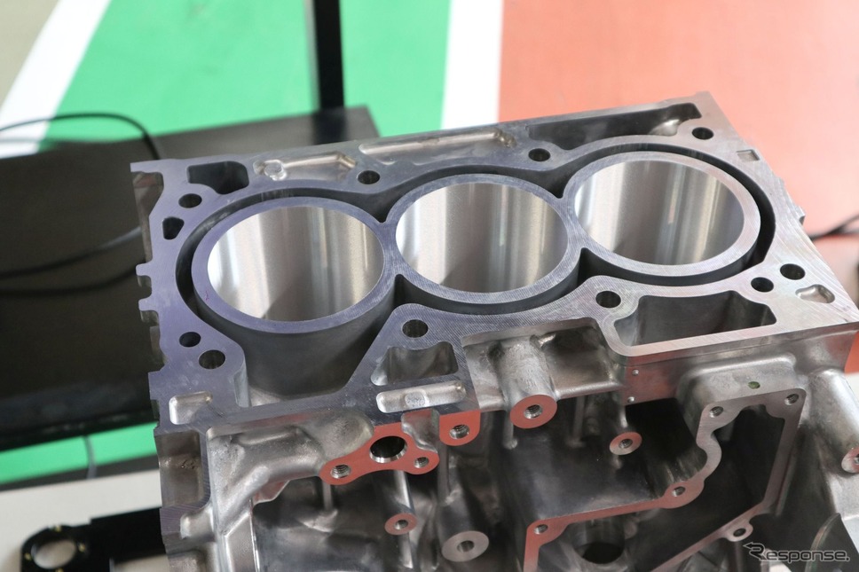 ステンレスコーティングが定着しやすくするための溝加工を施す《写真提供 日産自動車》