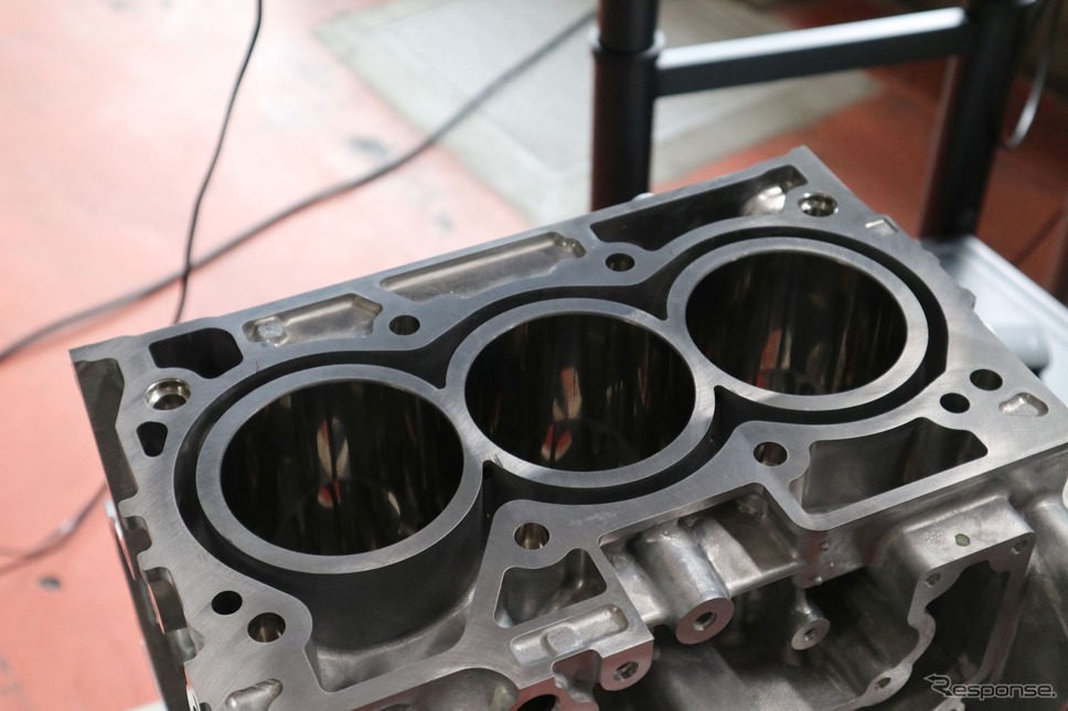 最後に研磨工具で鏡面仕上げをする《写真提供 日産自動車》