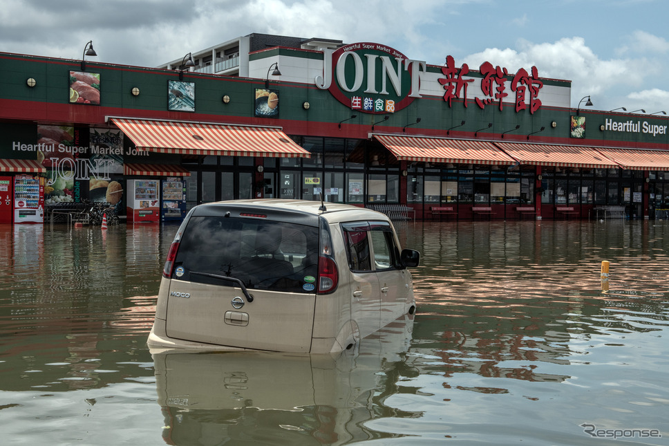 水没した車《Photo by Carl Court/Getty Images News/ゲッティイメージズ》