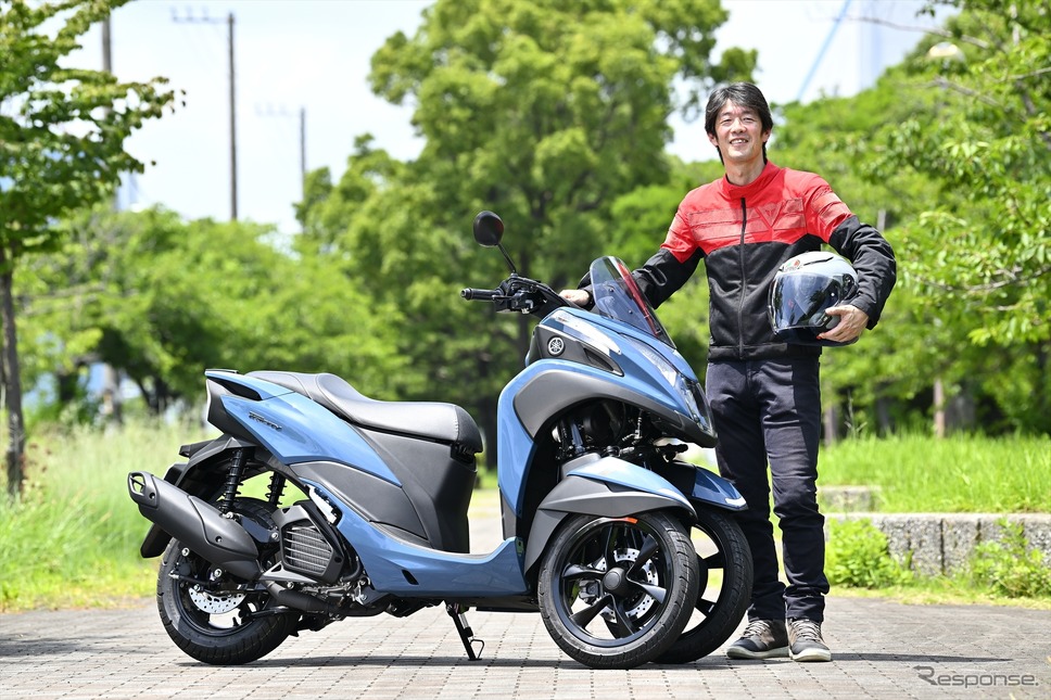 ヤマハ トリシティ125と伊丹孝裕氏《写真撮影 真弓悟史》