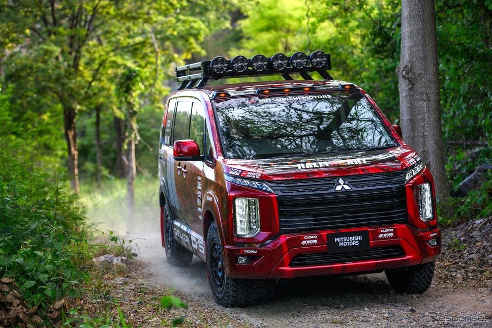 サポートカーの『デリカ D:5』《写真提供 三菱自動車》