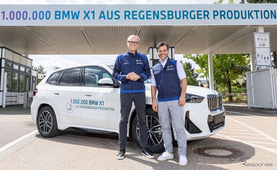 BMWグループの独レーゲンスブルク工場における生産100万台目のX1になった『iX1』《photo by BMW》