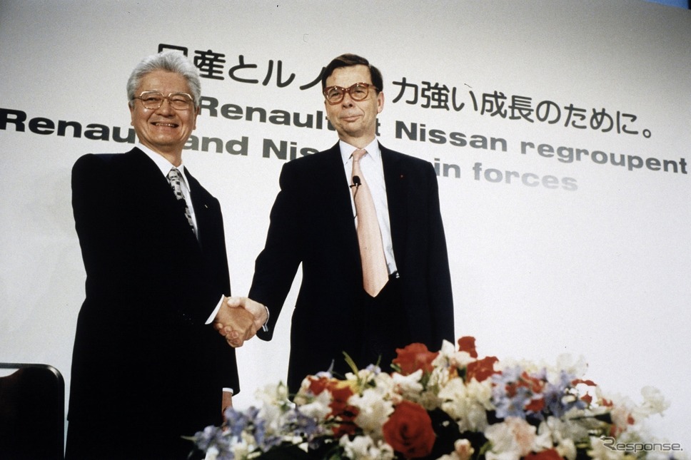 日産自動車とルノー、グローバルパートナーシップに関する合意に調印。日産の塙義一社長(当時)とルノーのルイ・シュヴァイツァー会長兼CEO(当時。1999年3月)《写真提供 日産自動車》