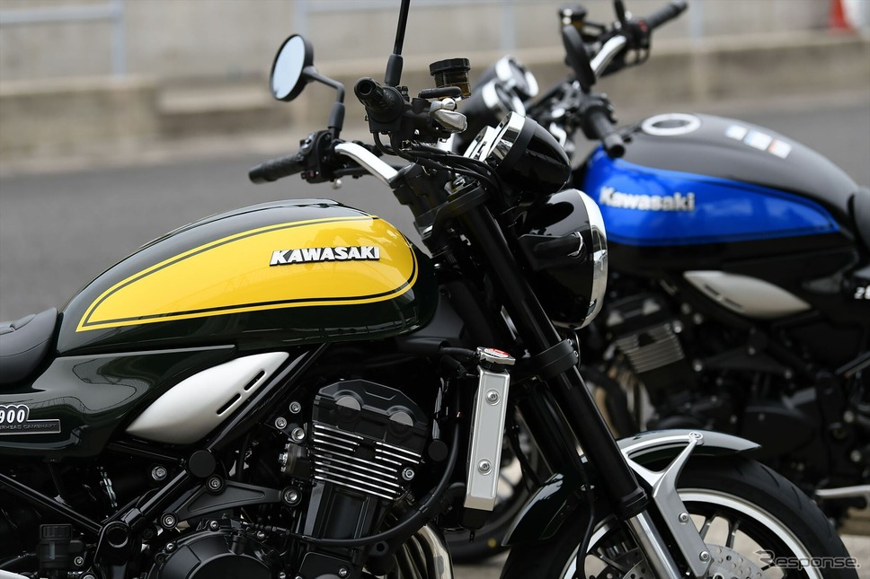 カワサキ Z900RS Yellow Ball Edition（左）と新色の「ブルー×ブラック」（右）《写真撮影 中野英幸》