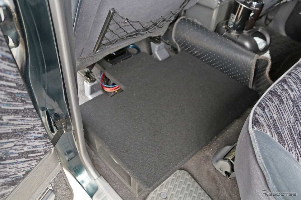 リアシートの足もとスペースを使ってアンプラックを設置。天板を設けてリアシートも使える設定としている。