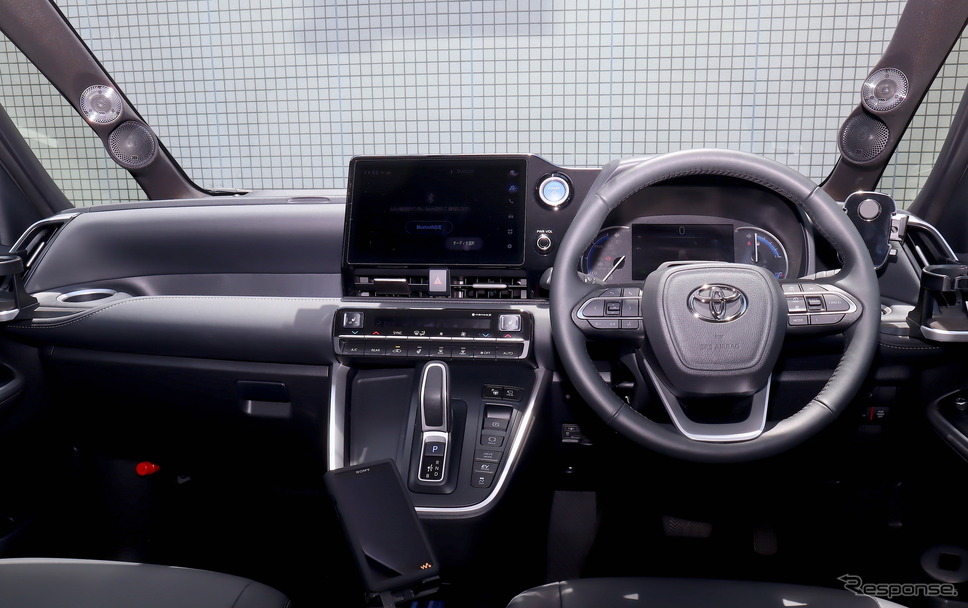 ノアの車室内の質感を損なうことなく、またディスプレイオーディオとの融合を図る取り付けの好例《写真撮影 永松巌》