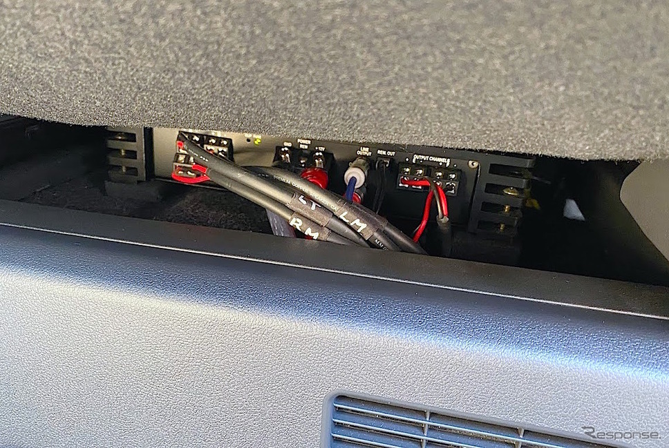 運転席の下、空きスペースを利用しP-SIX DSP MKll装着。フロント3ウェイをマルチドライブする《写真撮影 永松巌》