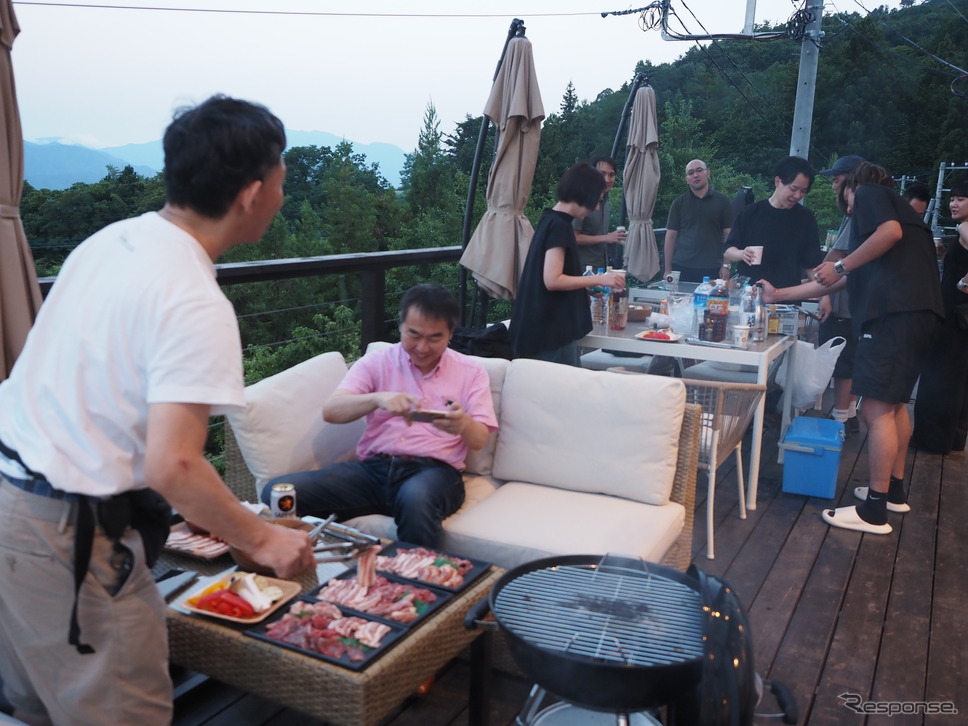 おそとのてらすでのBBQ風景《写真撮影 家本浩太》