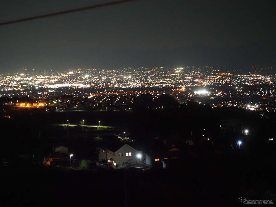 おそとのてらすから眺める甲府市街地の夜景《写真撮影 家本浩太》