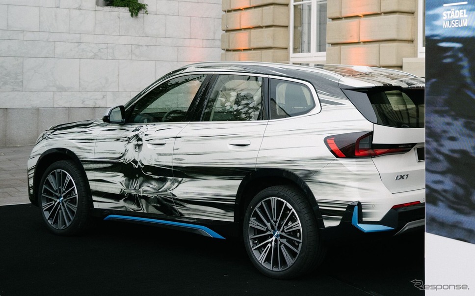 BMW iX1 のアートカー《photo by BMW》
