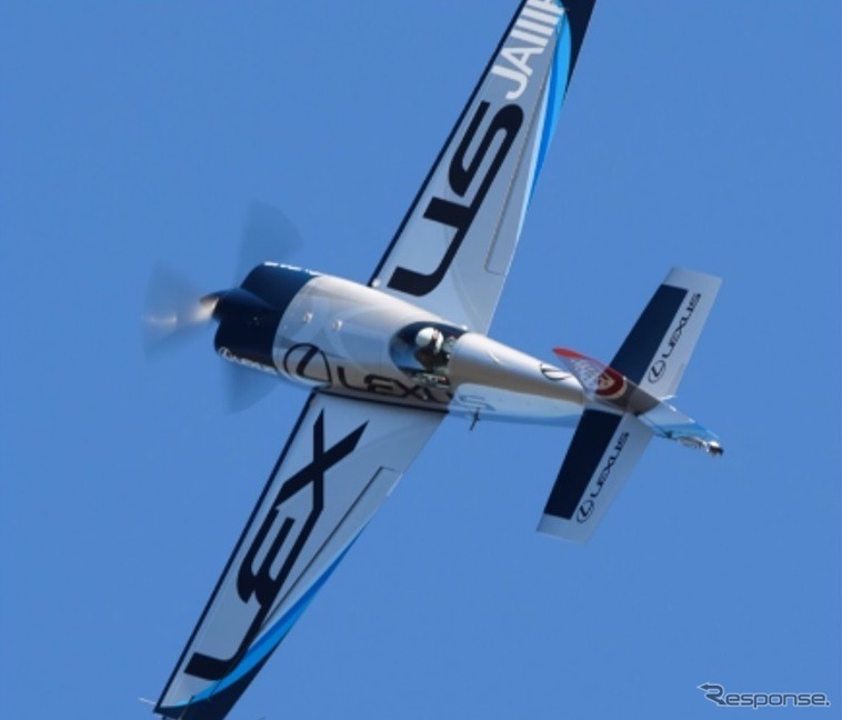 飛行機体：エクストラ330SC（JA111F）《写真提供 富士スピードウェイ》