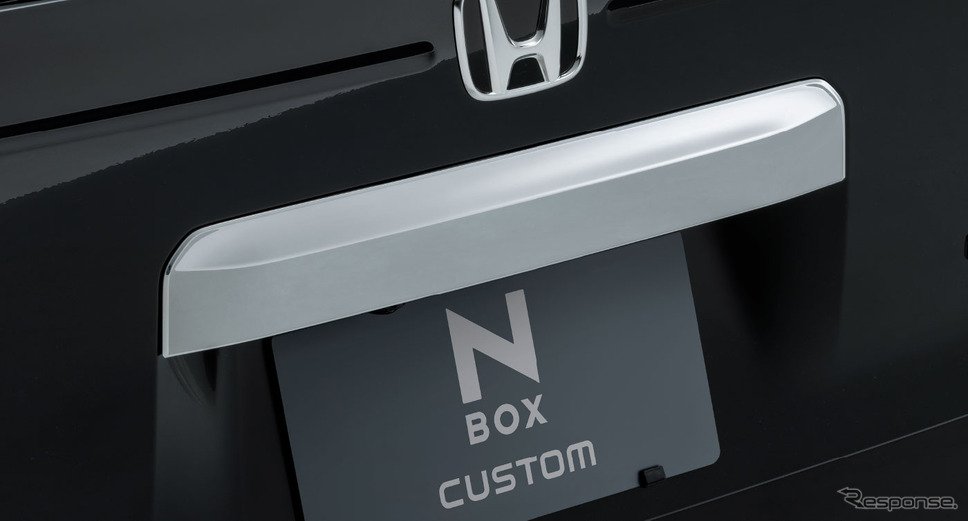 N-BOXカスタム プレミアムスタイル(リアライセンスガーニッシュ)《写真提供:ホンダアクセス》