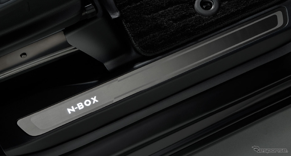 N-BOXカスタム プレミアムスタイル(サイドステップガーニッシュ)《写真提供:ホンダアクセス》