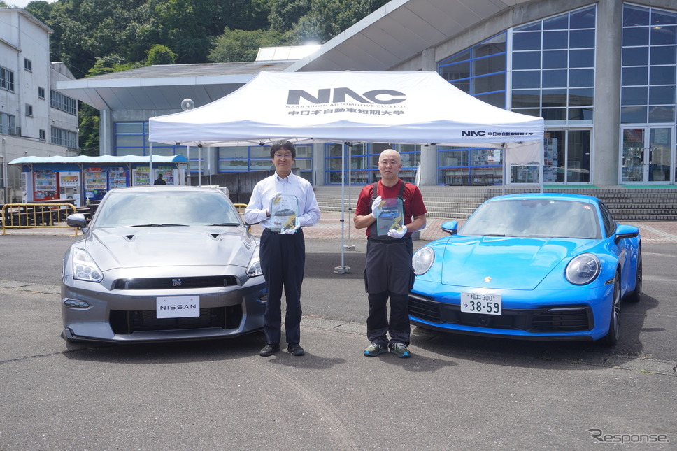 表彰式、日産GT-R（左）とポルシェ911（右）《写真提供 中日本自動車短期大学》