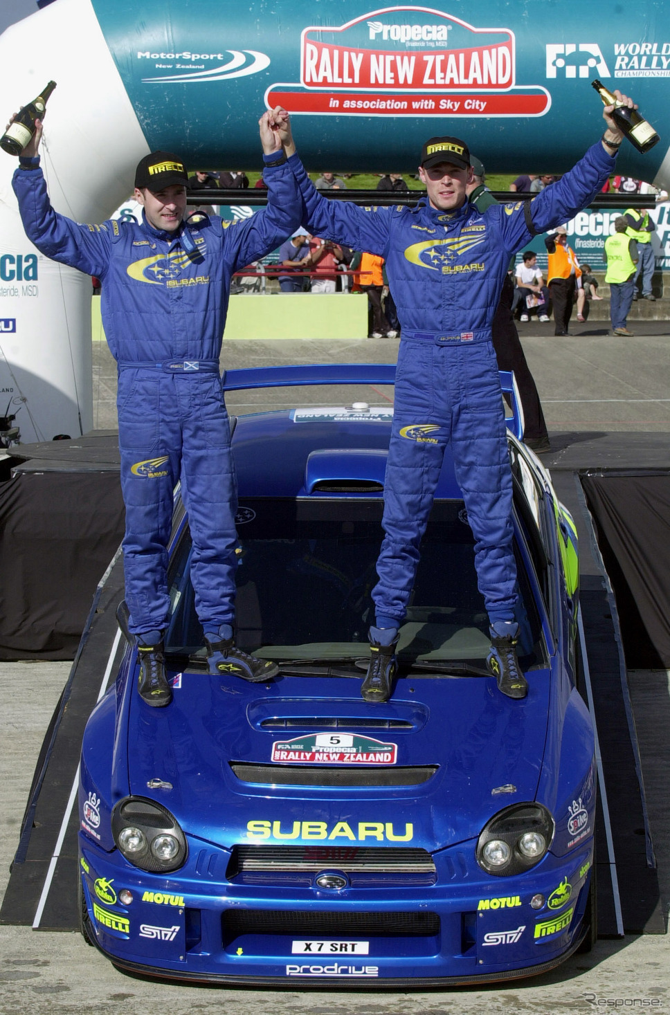 2001年WRC第10戦ニュージーランド、向かって右がリチャード・バーンズ《Photo by Ross Land/Getty Images Sport/ゲッティイメージズ》