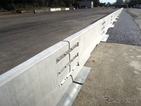センターブロック：鉄筋コンクリート製の壁部材を、継ぎ手により縦断方向に連結して一体性を持たせ、鋼板を介して摩擦力により抵抗し、舗装面に設置する《写真提供 NEXCO東日本》