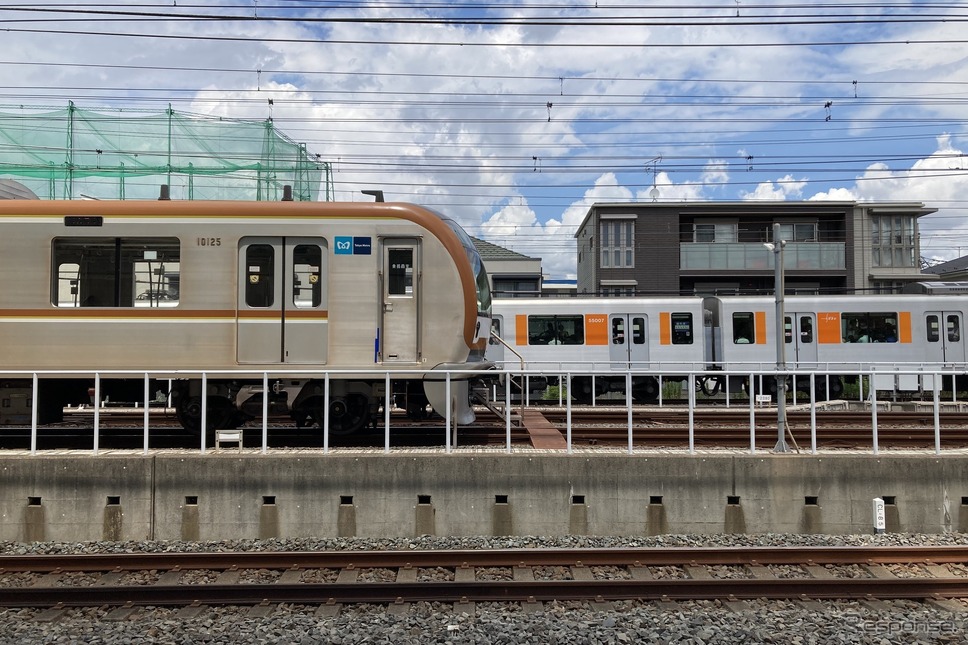東京メトロ10000系車両と東武鉄道50000系車両《写真撮影 高木啓》