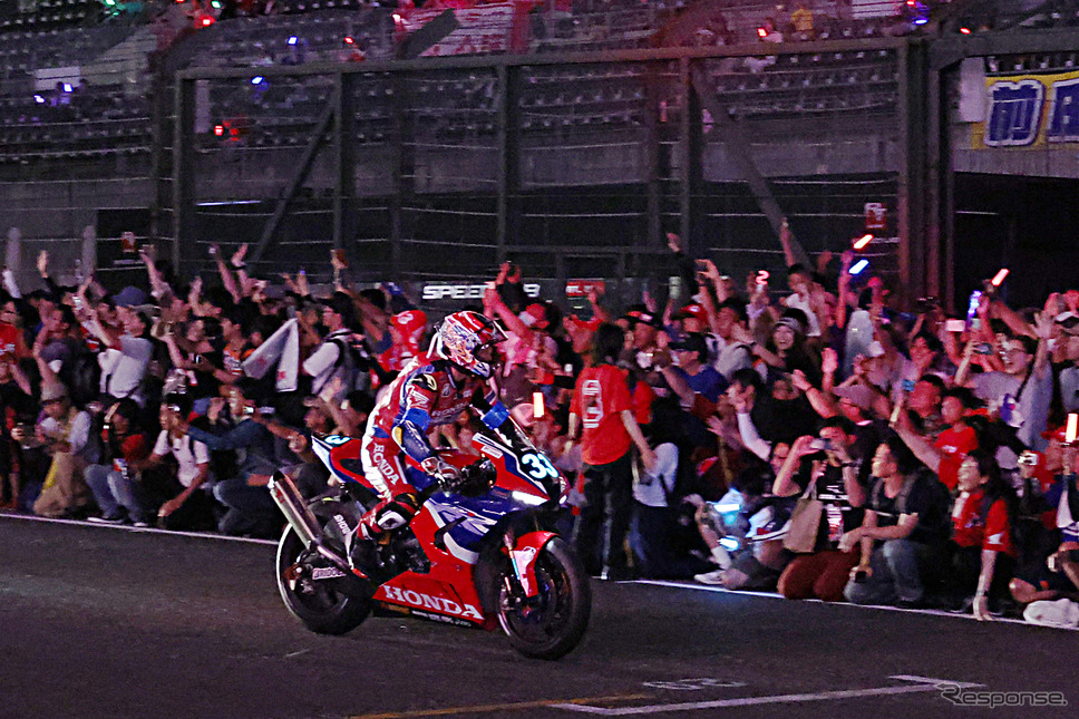 #33 Team HRC with Japan Post(長島哲太/高橋巧/チャビ・ビエルゲ)のウイニングラン《撮影 竹内英士》