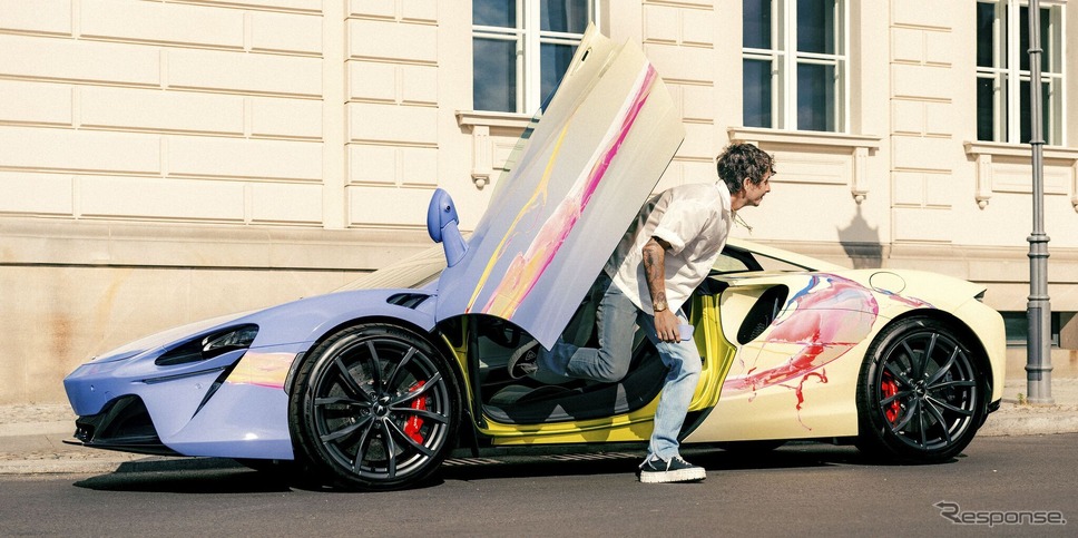 マクラーレン・アルトゥーラ のアートカーとセヴィン・パーカー氏《photo by McLaren Automotive》