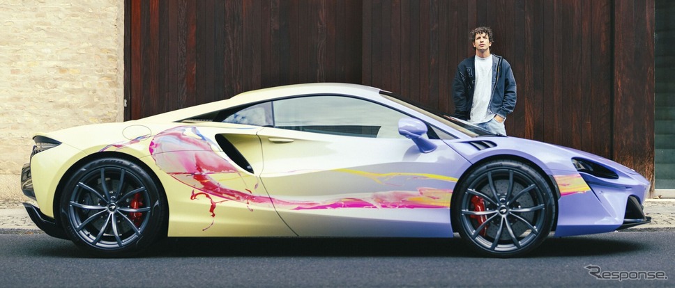 マクラーレン・アルトゥーラ のアートカーとセヴィン・パーカー氏《photo by McLaren Automotive》