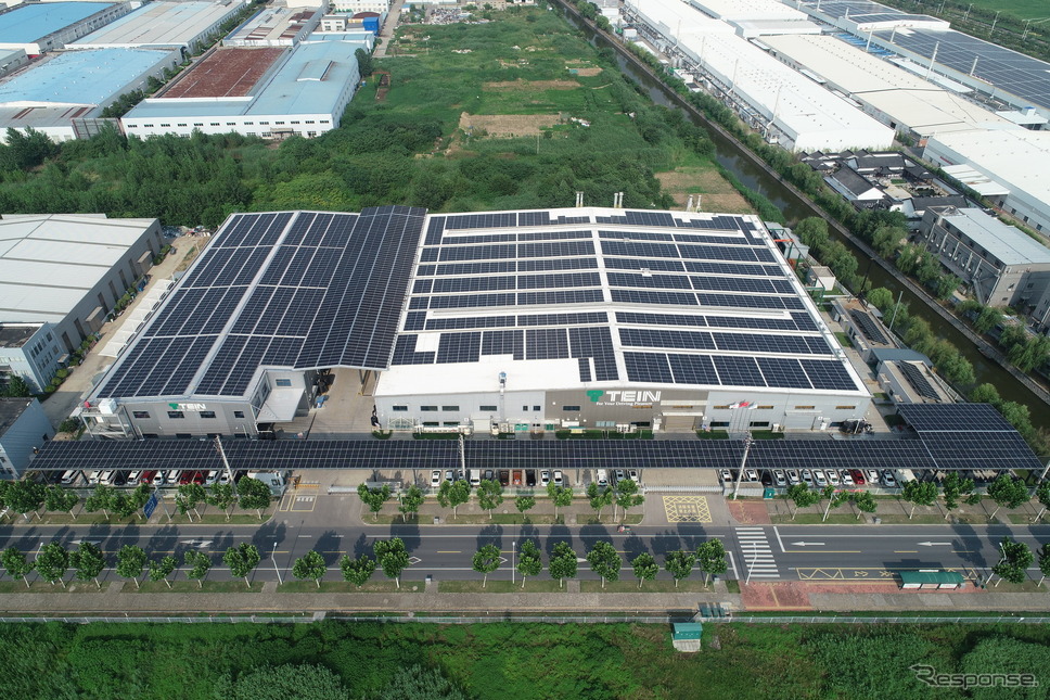 工場一面に設置された太陽光パネルで消費電力の約90%を賄う提供：TEIN