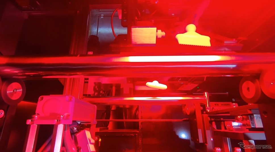 中央のピストンロッドに赤いレーザー光をあてることで傷検査を行う提供：TEIN