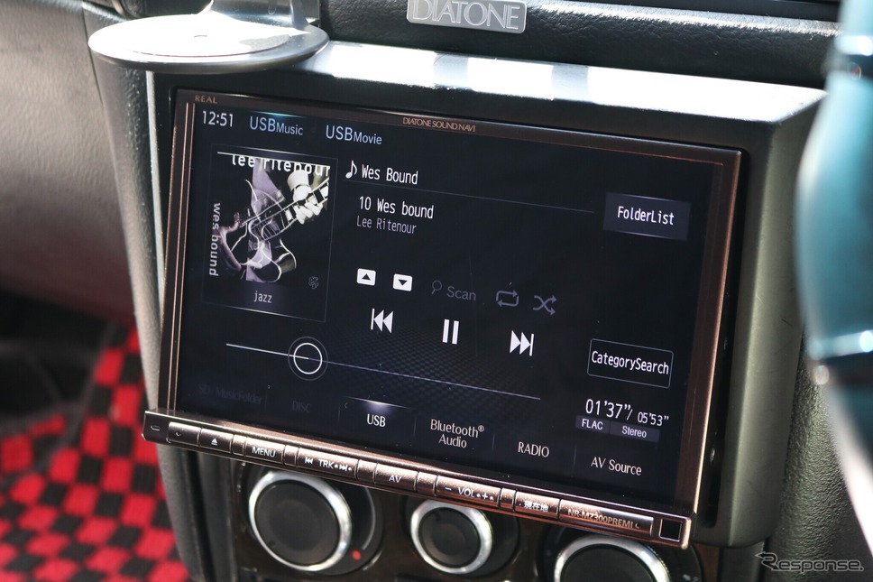 カーナビ＋2ウェイスピーカーを駆使して高音質を狙うのがこのクルマのテーマ。高音質・高機能なサウンドナビ300PREMIを採用。