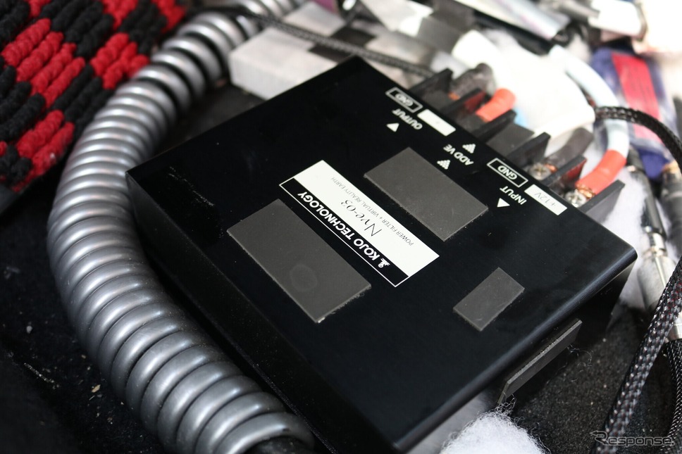 電源関連へのこだわりを持つオーナーは電源フィルター／仮想アースである光城精工のNVE-03も導入している。