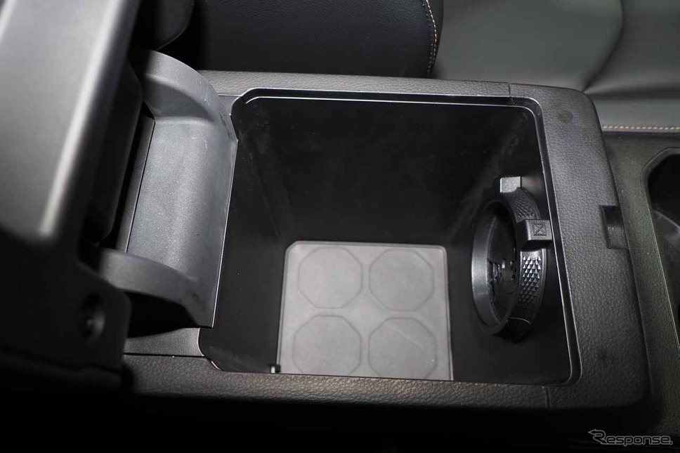 肘掛け部のセンターコンソールにはエアコンを活用したクールボックスも搭載された(GAIKINDOインドネシア国際オートショー2023)《写真撮影 会田肇》