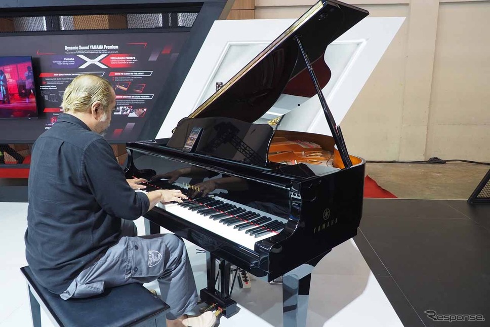会場ではヤマハ製ピアノによる生演奏も披露された(GAIKINDOインドネシア国際オートショー2023)《写真撮影 会田肇》