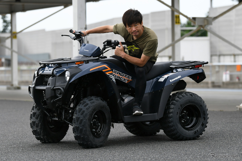 カワサキ BRUTE FORCE 300と青木タカオ氏《写真撮影 中野英幸》