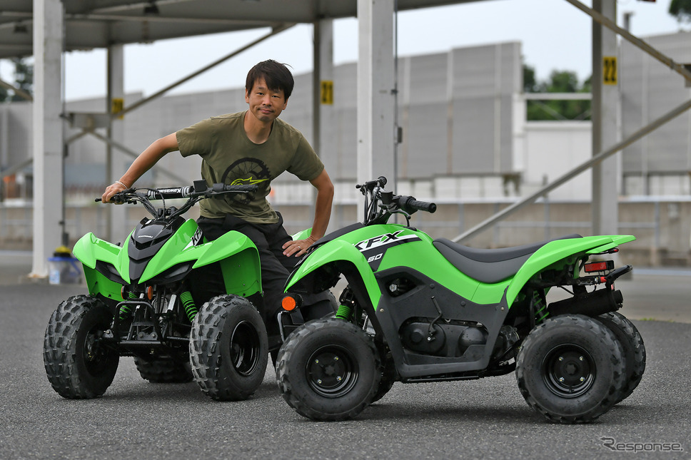 カワサキのATV「KFX」シリーズと青木タカオ氏《写真撮影 中野英幸》