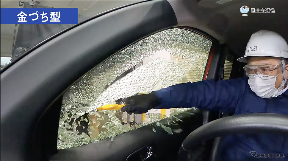 YouTube動画『【国土交通省】豪雨に備えて、車に脱出用ハンマーを備えましょう！〜脱出用ハンマーの使用方法と選び方〜』の1シーン。Photo by 太田祥三