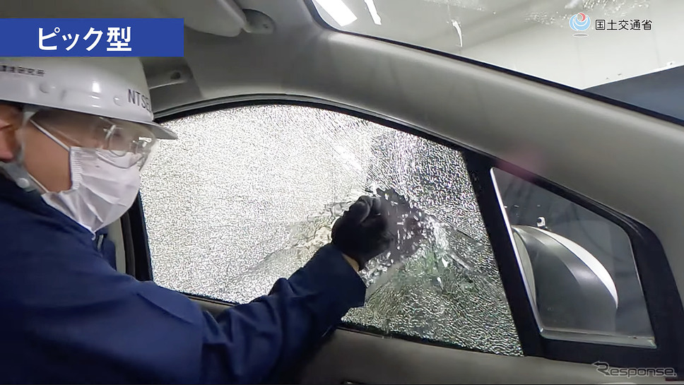 YouTube動画『【国土交通省】豪雨に備えて、車に脱出用ハンマーを備えましょう！〜脱出用ハンマーの使用方法と選び方〜』の1シーン。Photo by 太田祥三
