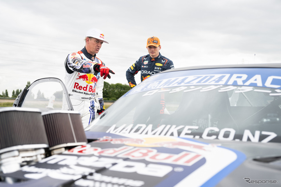 ウィデット(向かって左)がフェルスタッペンにレクチャーする《photo by Redbull》