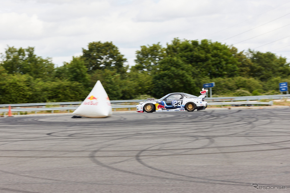 フェルスタッペンがドリフト走行《photo by Redbull》