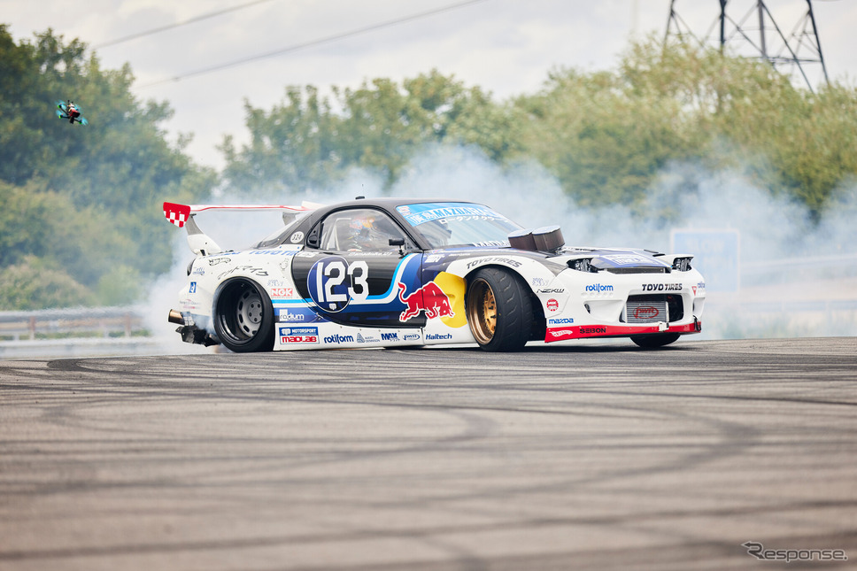 フェルスタッペンがドリフト走行《photo by Redbull》