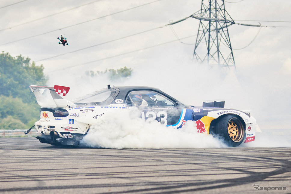 フェルスタッペンがドリフト走行《photo by Redbull》