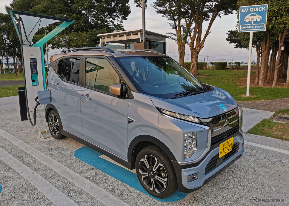 上里SAでの充電。奥には喫煙所が見えるが、この位置関係はもっと考慮すべき《写真撮影 諸星陽一》