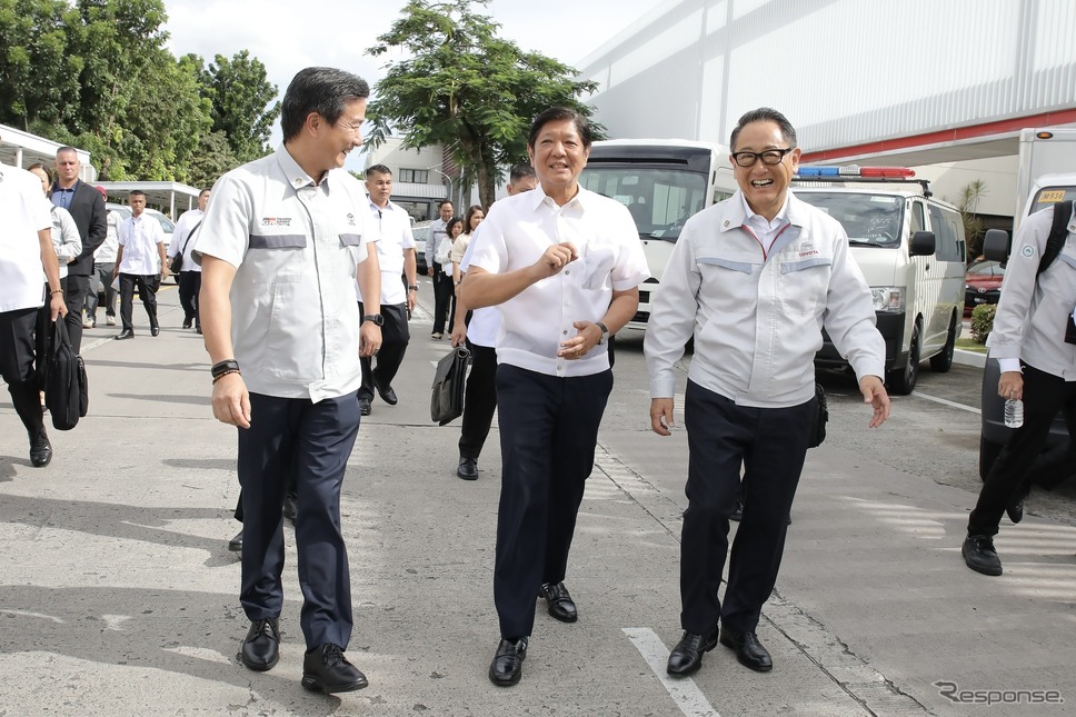 トヨタ工場を視察するフィリピンのマルコス大統領とトヨタ自動車の豊田会長（8月22日）《写真提供 トヨタ自動車》