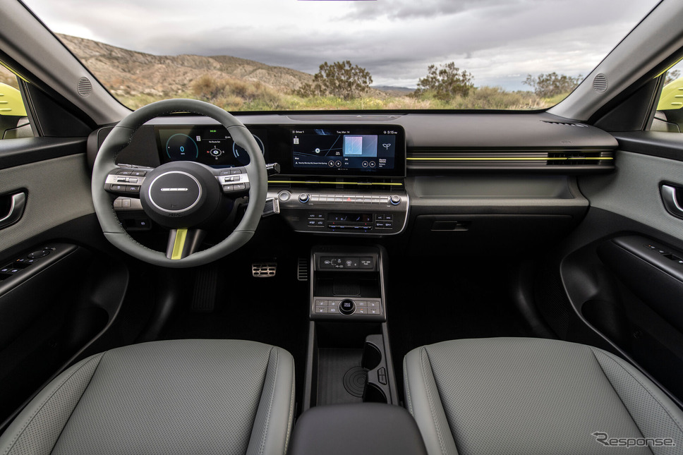 インパネの眺めはアイオニック5を彷彿とさせるもの。写真は米国仕様のコナ・エレクトリック。黄色いアクセントカラーはさまざまな選択肢のひとつ。《photo by Hyundai》