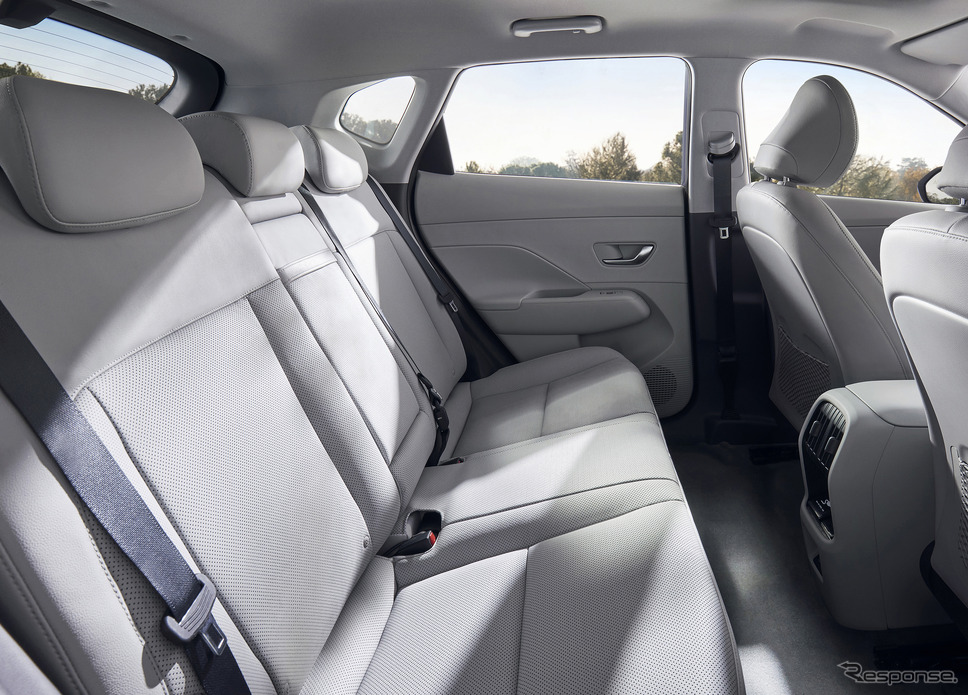 リヤシートのデザインを、ヒョンデは「カーブレス」と表現する。あえてフラットなベンチシート風にすることで、空間の広さを感じやすくしているのだ。《photo by Hyundai》