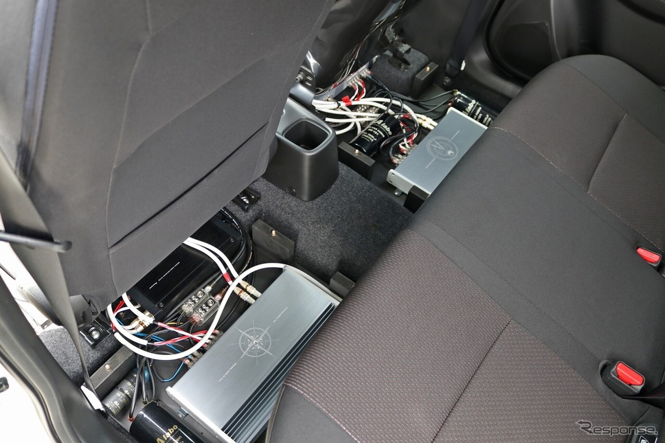 セカンドシートの足もとのカーペットを外してトップパネルを取り除くとクワトロリゴのパワーアンプが埋め込まれている。《写真撮影 土田康弘》