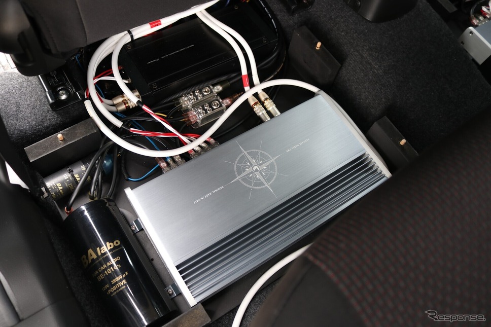 助手席後方の足もとスペースにはクワトロリゴのAB級パワーアンプであるヘリテージTWOがインストールされている。《写真撮影 土田康弘》