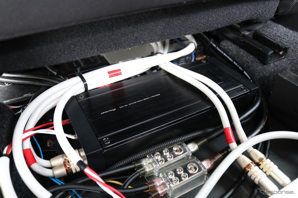 助手席下のスペースにはわずかな隙間を利用してカロッツェリアのPRS-D700がサブウーファー用のパワーアンプとして設置される。《写真撮影 土田康弘》